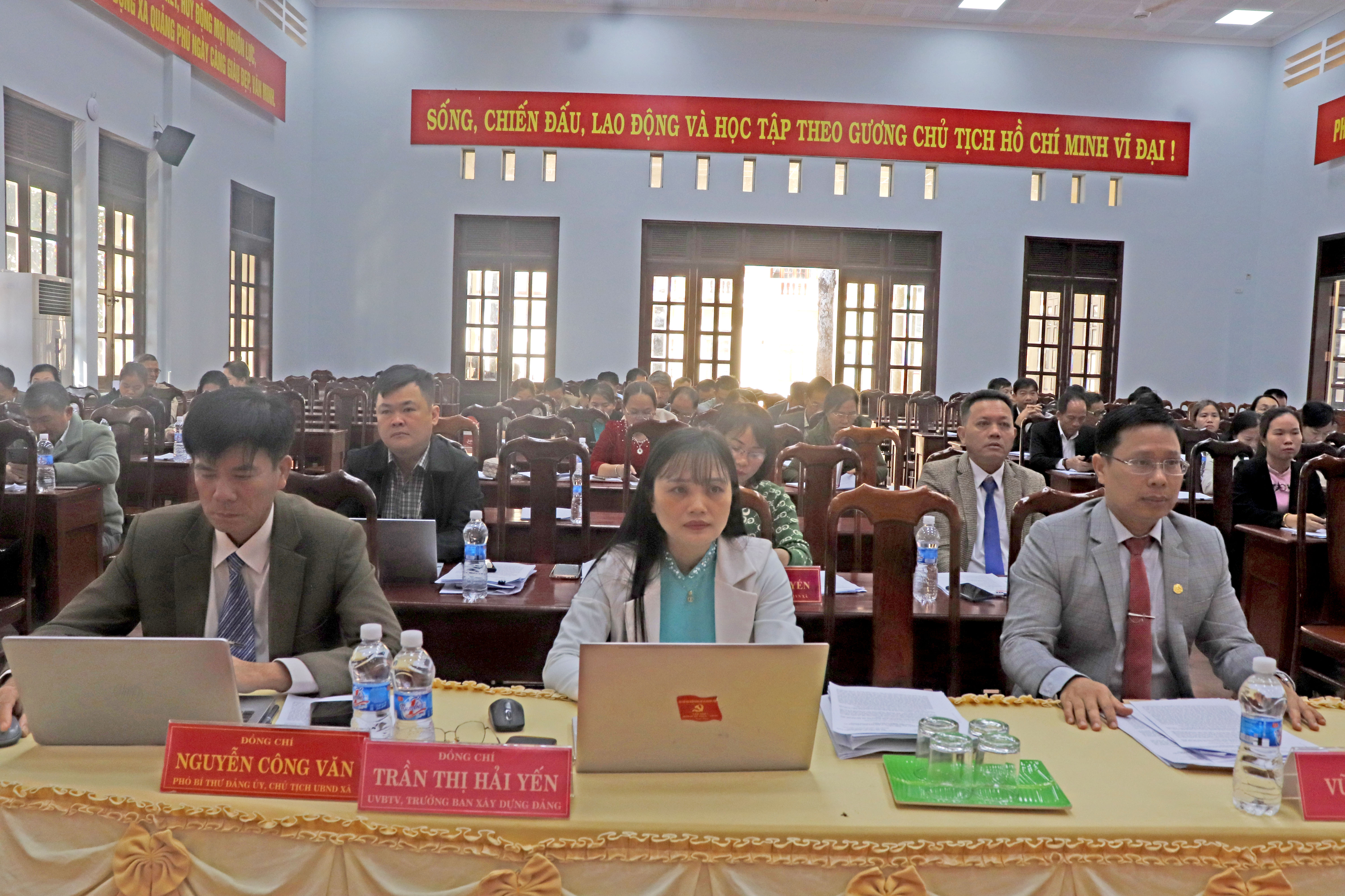 cac dai bieu tham du ky hop